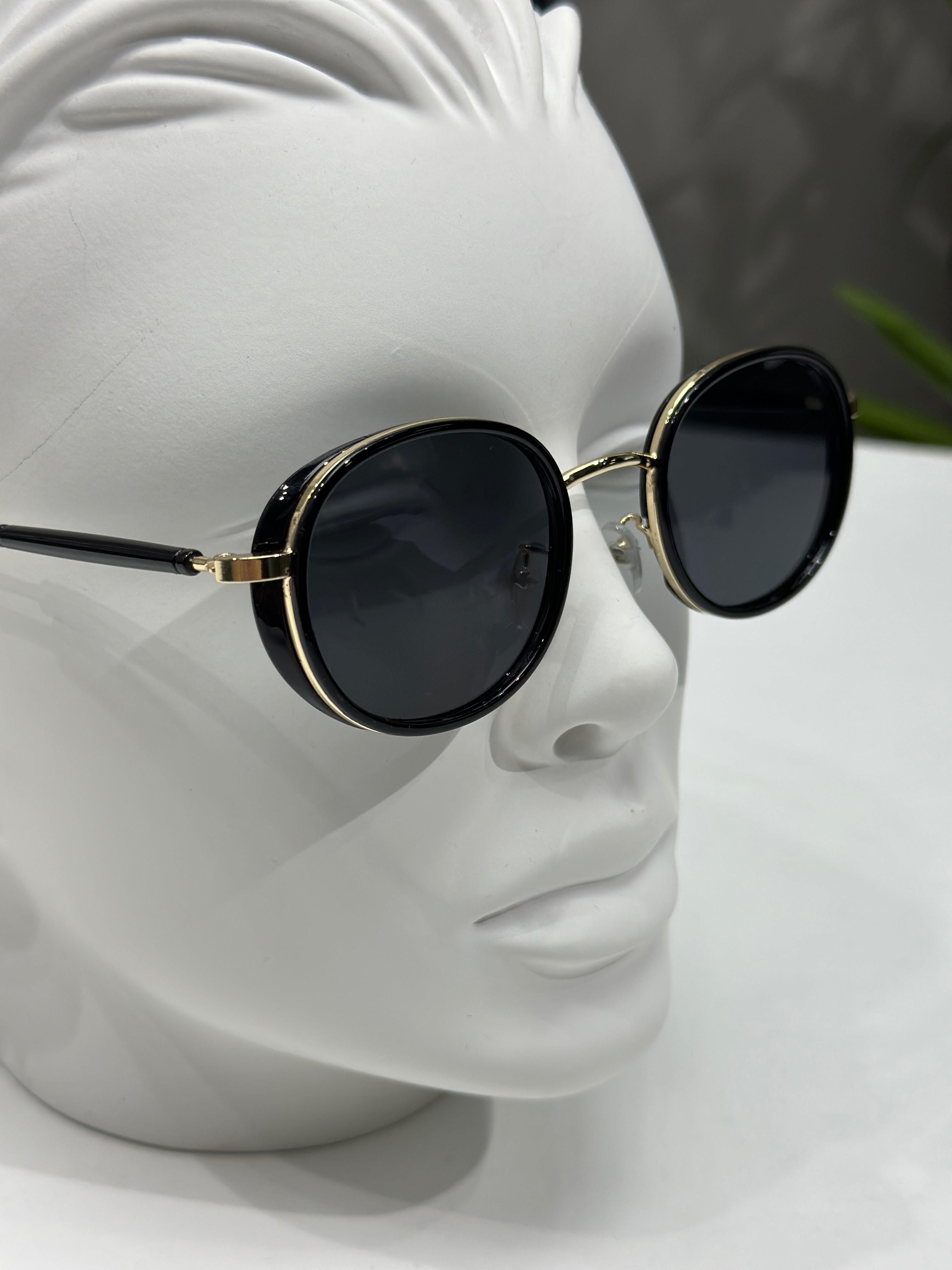 G126 Siyah Gold Şeritli Çerçeve Siyah Cam Çelik Saplı Gözlük